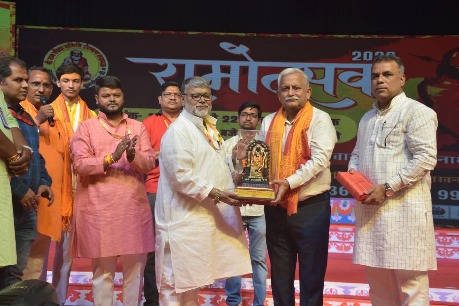 ऐशबाग स्थित रामलीला मैदान में रामलीला का मंचन करते कलाकार व दीप प्रज्ज्वलित कर सांस्कृति कार्य ऐशबाग स्थित रामलीला मैदान में रामलीला का मंचन करते कलाकार व दीप प्रज्ज्वलित कर सांस्कृति कार्य