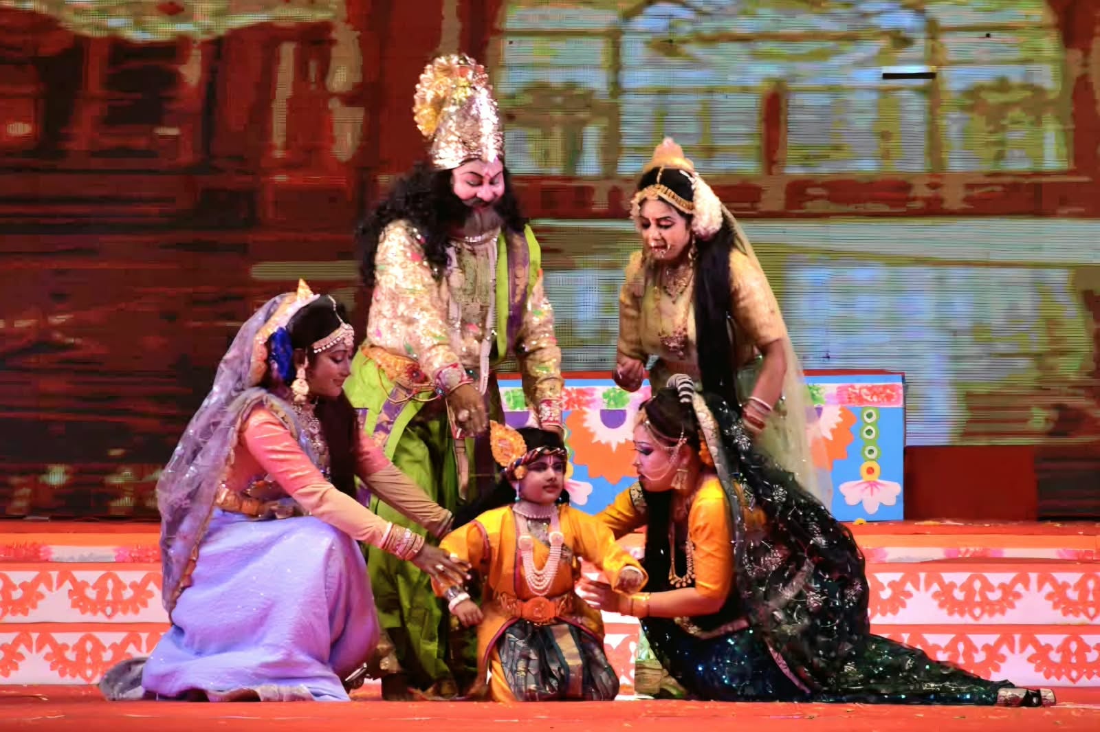 ऐशबाग स्थित रामलीला मैदान में रामलीला का मंचन करते कलाकार व दीप प्रज्ज्वलित कर सांस्कृति कार्य ऐशबाग स्थित रामलीला मैदान में रामलीला का मंचन करते कलाकार व दीप प्रज्ज्वलित कर सांस्कृति कार्य