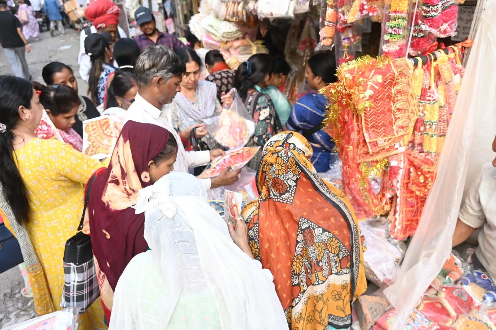 अमीनाबाद में खरीदारी करते लोग।