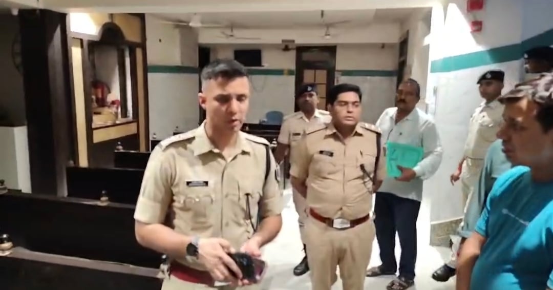 अस्पताल में पहुँचे पुलिसकर्मी, जांच करते हुए अस्पताल में पहुँचे पुलिसकर्मी, जांच करते हुए