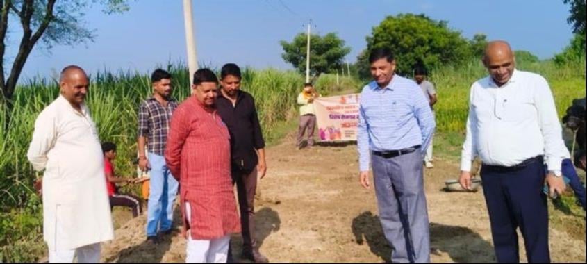 भुलभुलिया गांव में कार्य की शुरुआत कराते विधायक बावन सिंह और नरायनपुर माफी गांव में कार्य का नि