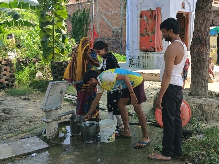 भुड़कुडी गांव में रोती-बिलखती पत्नी जूही। संवाद भुड़कुडी गांव में रोती-बिलखती पत्नी जूही। संवाद