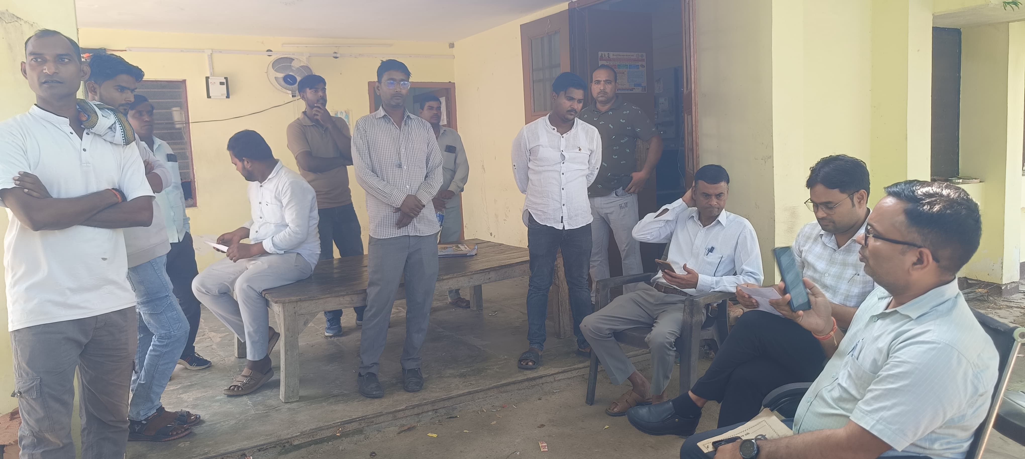 भुड़कुडी गांव में रोती-बिलखती पत्नी जूही। संवाद भुड़कुडी गांव में रोती-बिलखती पत्नी जूही। संवाद
