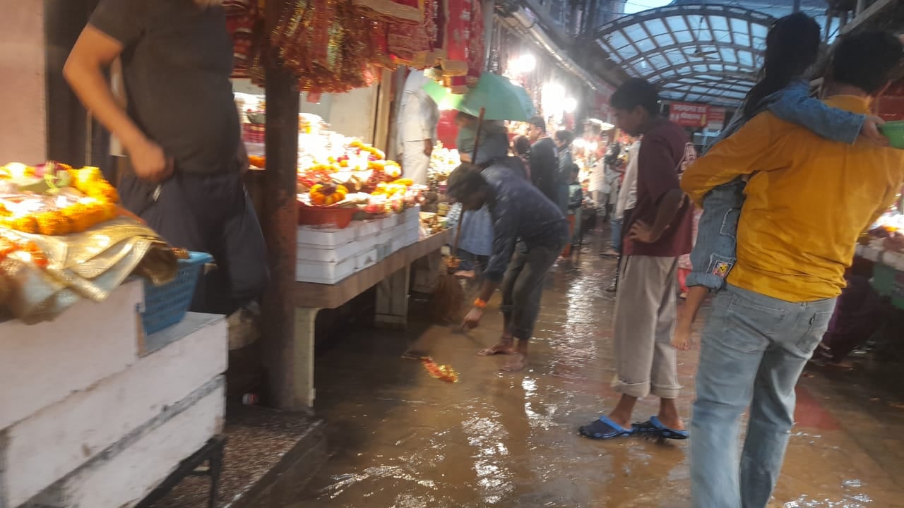 बज्रेश्वरी मंदिर कांगड़ा के प्रवेश द्वार के बाहर मार्ग से को निकालते कर्मी और पानी से गुजरते श् बज्रेश्वरी मंदिर कांगड़ा के प्रवेश द्वार के बाहर मार्ग से को निकालते कर्मी और पानी से गुजरते श्