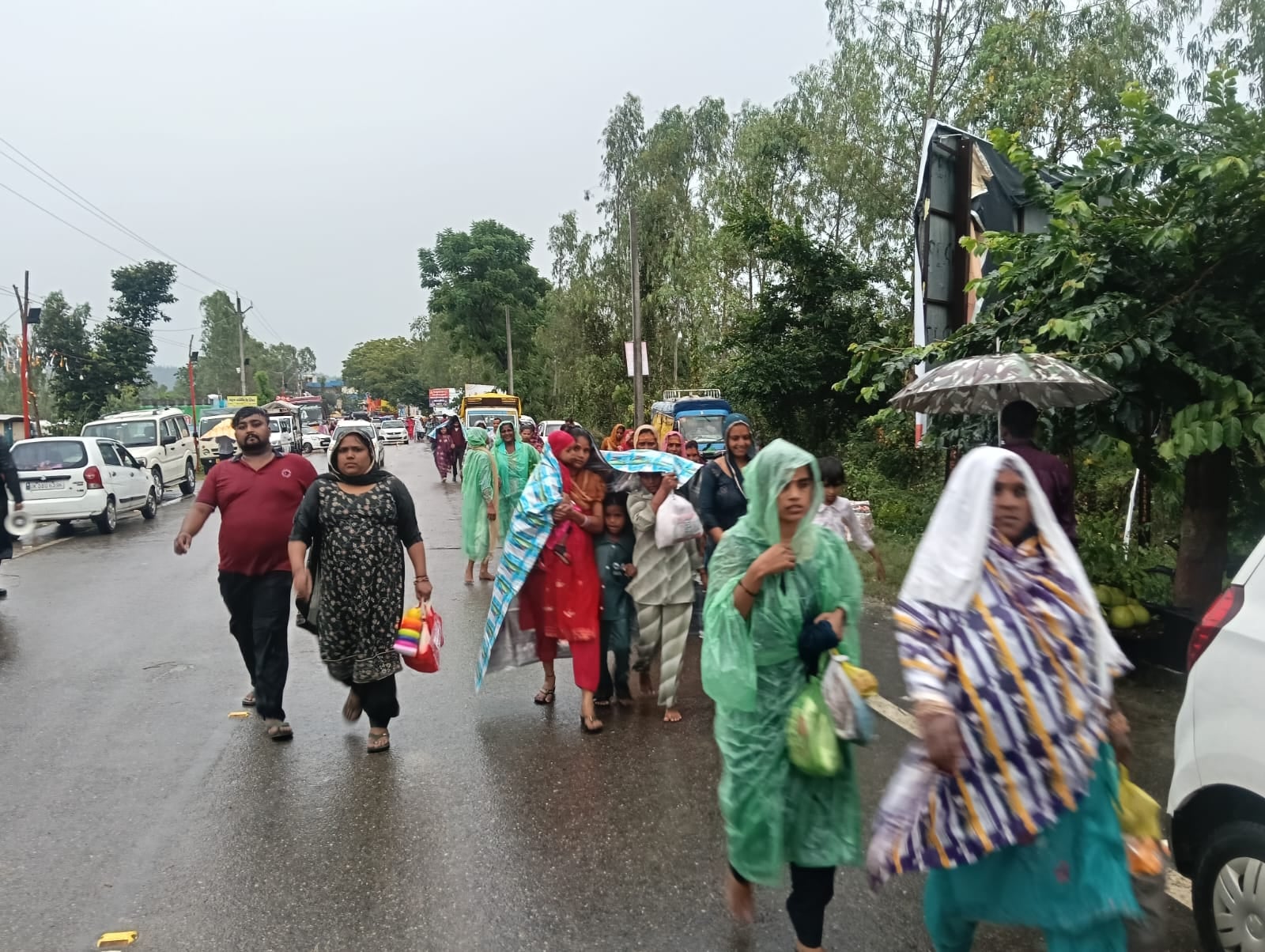 बरसात और आंधी में दिल्ली रोड पर गिरा पेड़। संवाद बरसात और आंधी में दिल्ली रोड पर गिरा पेड़। संवाद