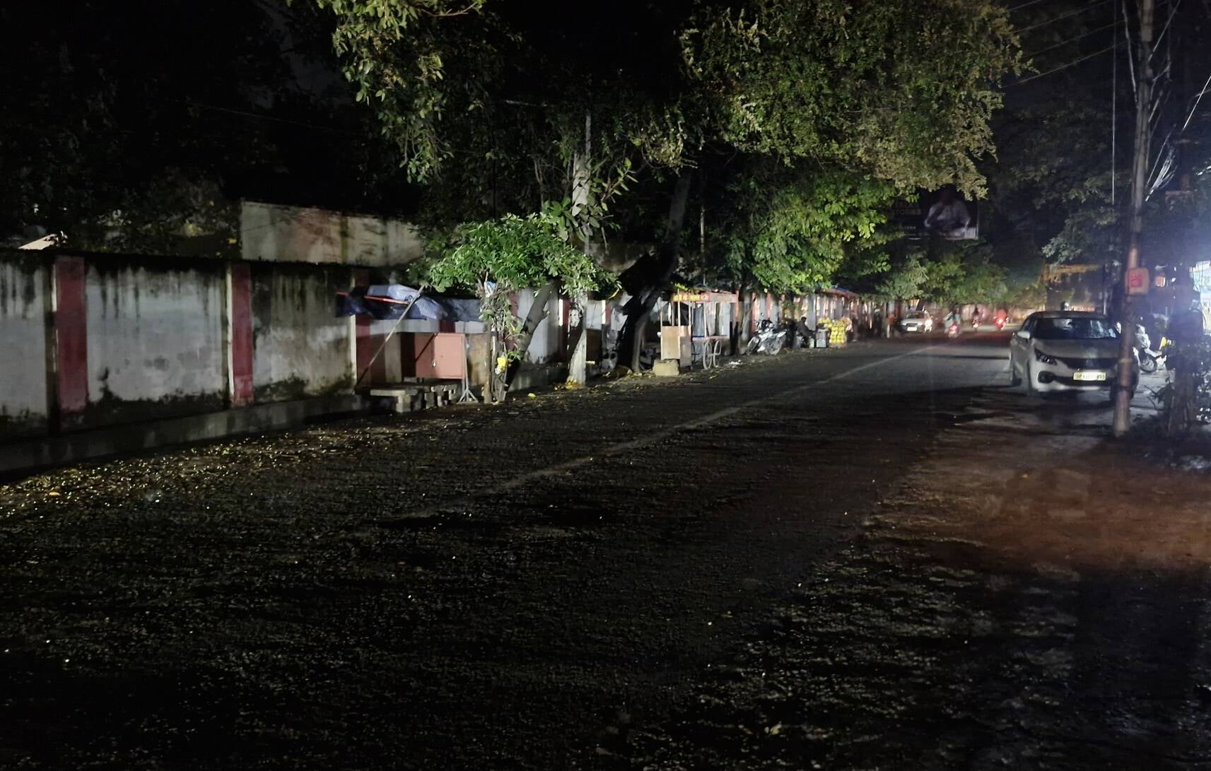 बरसात और आंधी में दिल्ली रोड पर गिरा पेड़। संवाद बरसात और आंधी में दिल्ली रोड पर गिरा पेड़। संवाद