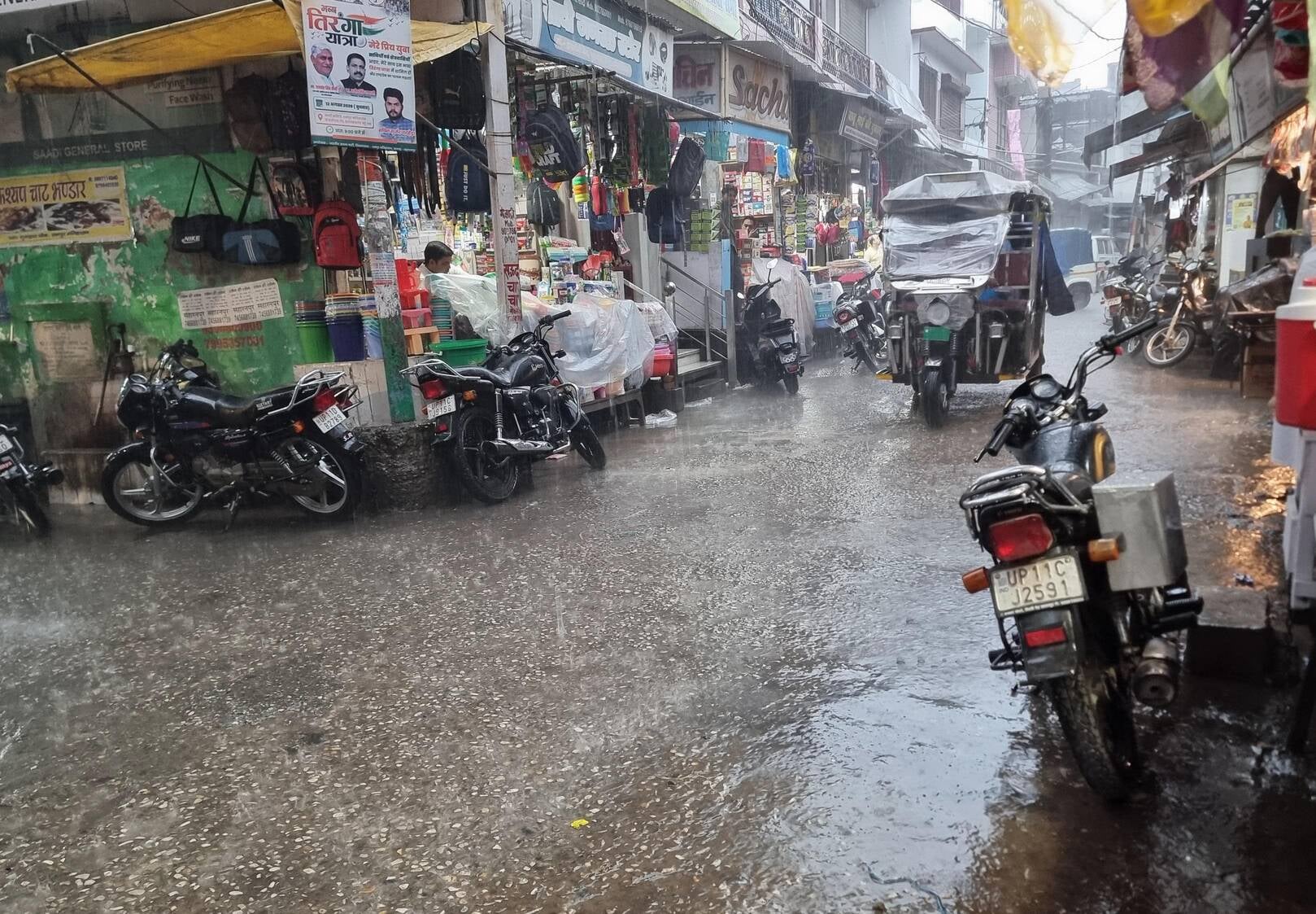 बरसात और आंधी में दिल्ली रोड पर गिरा पेड़। संवाद बरसात और आंधी में दिल्ली रोड पर गिरा पेड़। संवाद