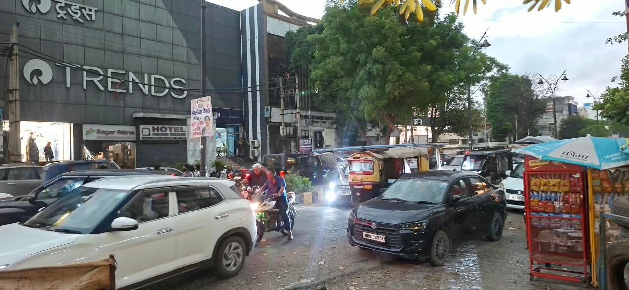 बारिश में शहर की मॉडल टाउन रोड से जाते लोग। संवाद बारिश में शहर की मॉडल टाउन रोड से जाते लोग। संवाद
