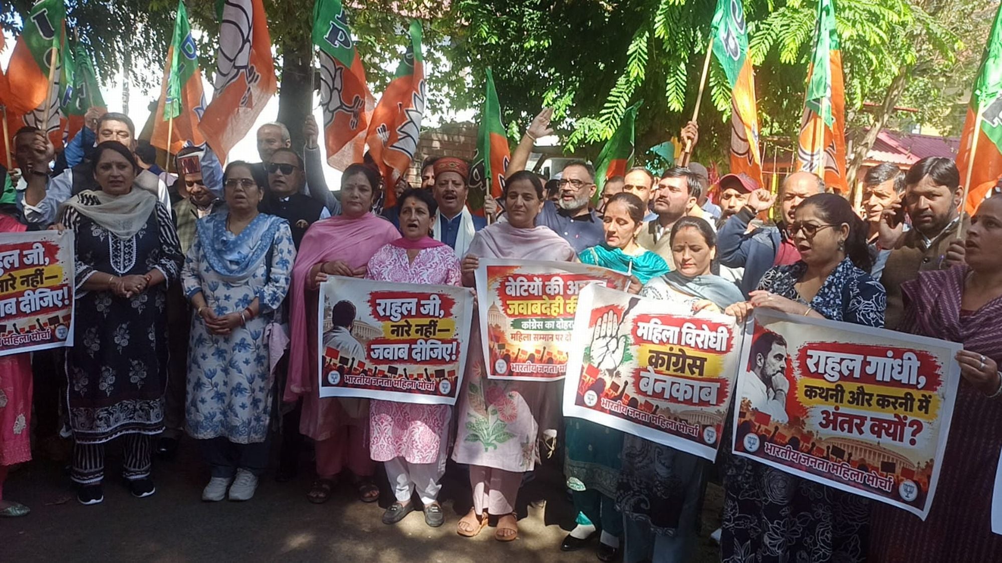 चंबा में प्रदर्शन के दौरान लोक सभा में विपक्ष के नेता राहुल गांधी और प्रोफेसर आंगोमचा बिमोल का 