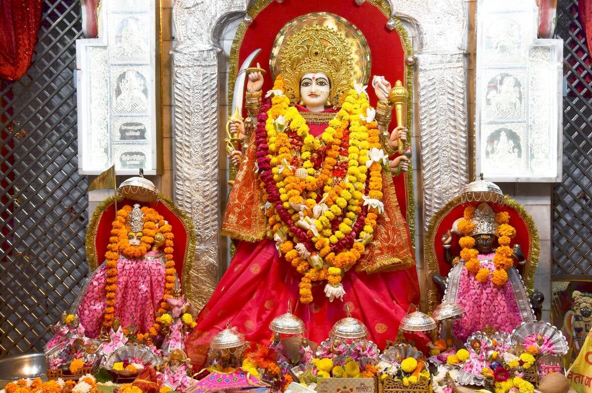 चौक स्थित श्री बड़ी काली जी मंदिर में दर्शन करते भक्त।