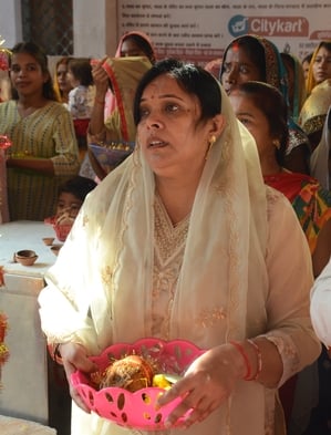 चौक स्थित श्री बड़ी काली जी मंदिर में दर्शन करते भक्त।
