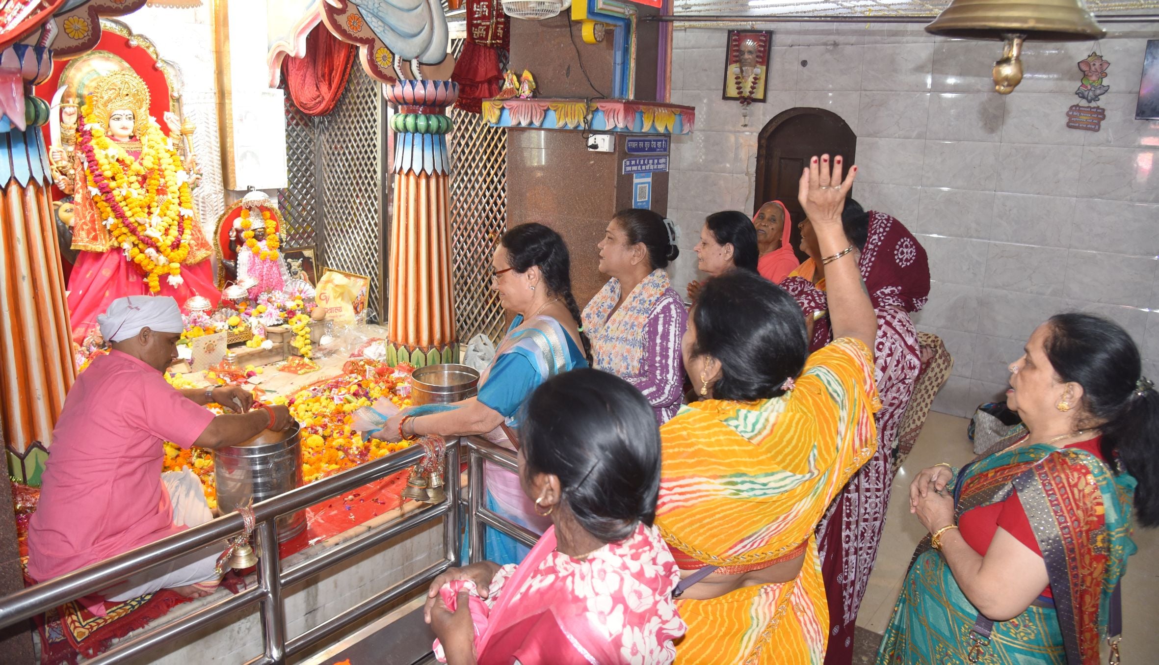 चौक स्थित श्री बड़ी काली जी मंदिर में दर्शन करते भक्त।