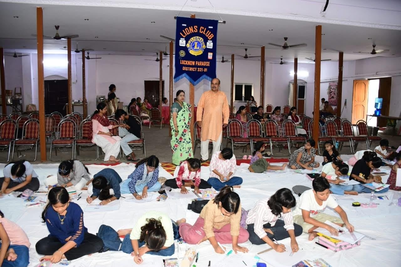 चौक स्थित श्री बड़ी काली जी मंदिर में दर्शन करते भक्त।