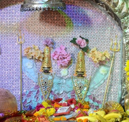 चौक स्थित श्री बड़ी काली जी मंदिर में दर्शन करते भक्त।