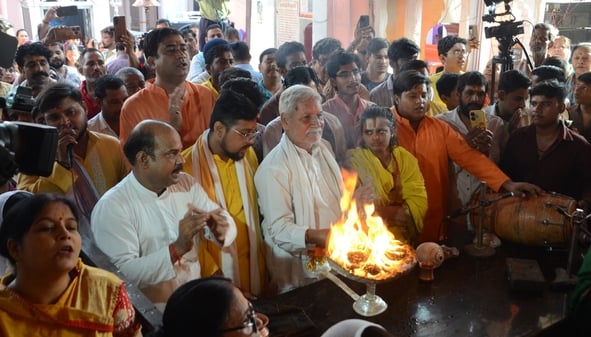 चौक स्थित श्री बड़ी काली जी मंदिर में दर्शन करते भक्त।