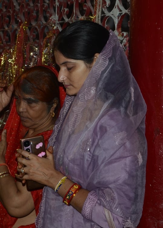 चौक स्थित श्री बड़ी काली जी मंदिर में दर्शन करते भक्त।