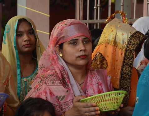 चौक स्थित श्री बड़ी काली जी मंदिर में दर्शन करते भक्त।