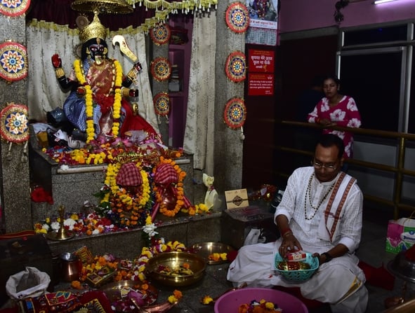 चौक स्थित श्री बड़ी काली जी मंदिर में दर्शन करते भक्त।