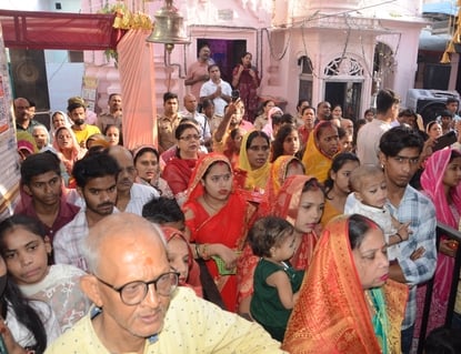 चौक स्थित श्री बड़ी काली जी मंदिर में दर्शन करते भक्त।