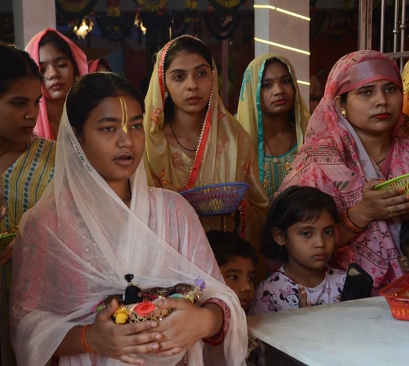 चौक स्थित श्री बड़ी काली जी मंदिर में दर्शन करते भक्त।
