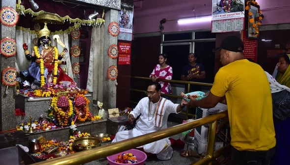 चौक स्थित श्री बड़ी काली जी मंदिर में दर्शन करते भक्त।