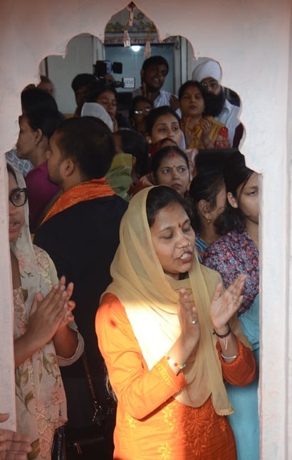 चौक स्थित श्री बड़ी काली जी मंदिर में दर्शन करते भक्त।