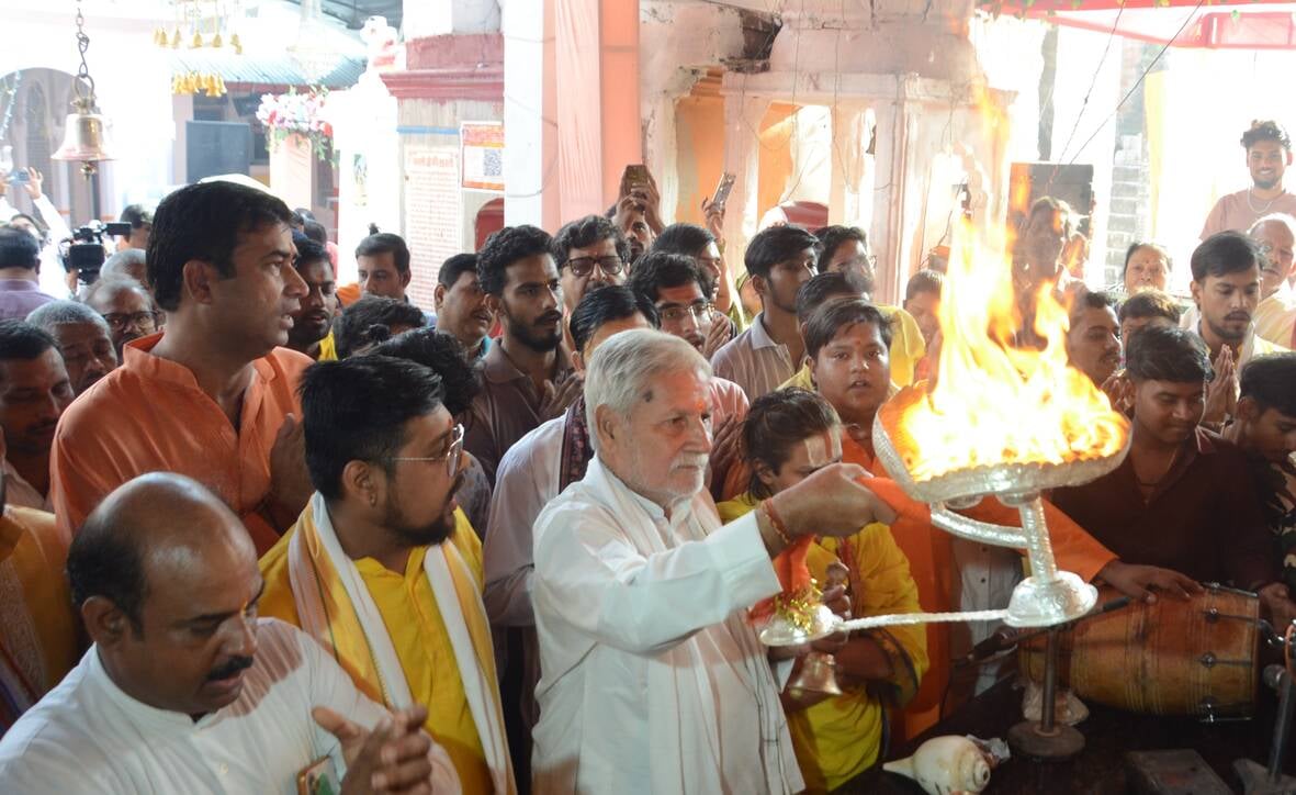 चौक स्थित श्री बड़ी काली जी मंदिर में दर्शन करते भक्त।