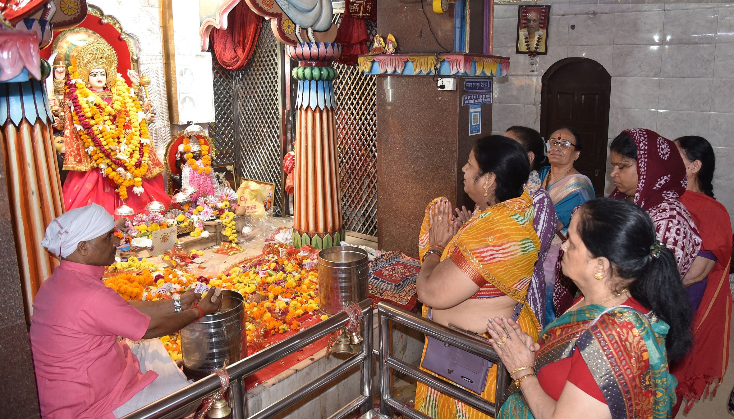 चौक स्थित श्री बड़ी काली जी मंदिर में दर्शन करते भक्त।