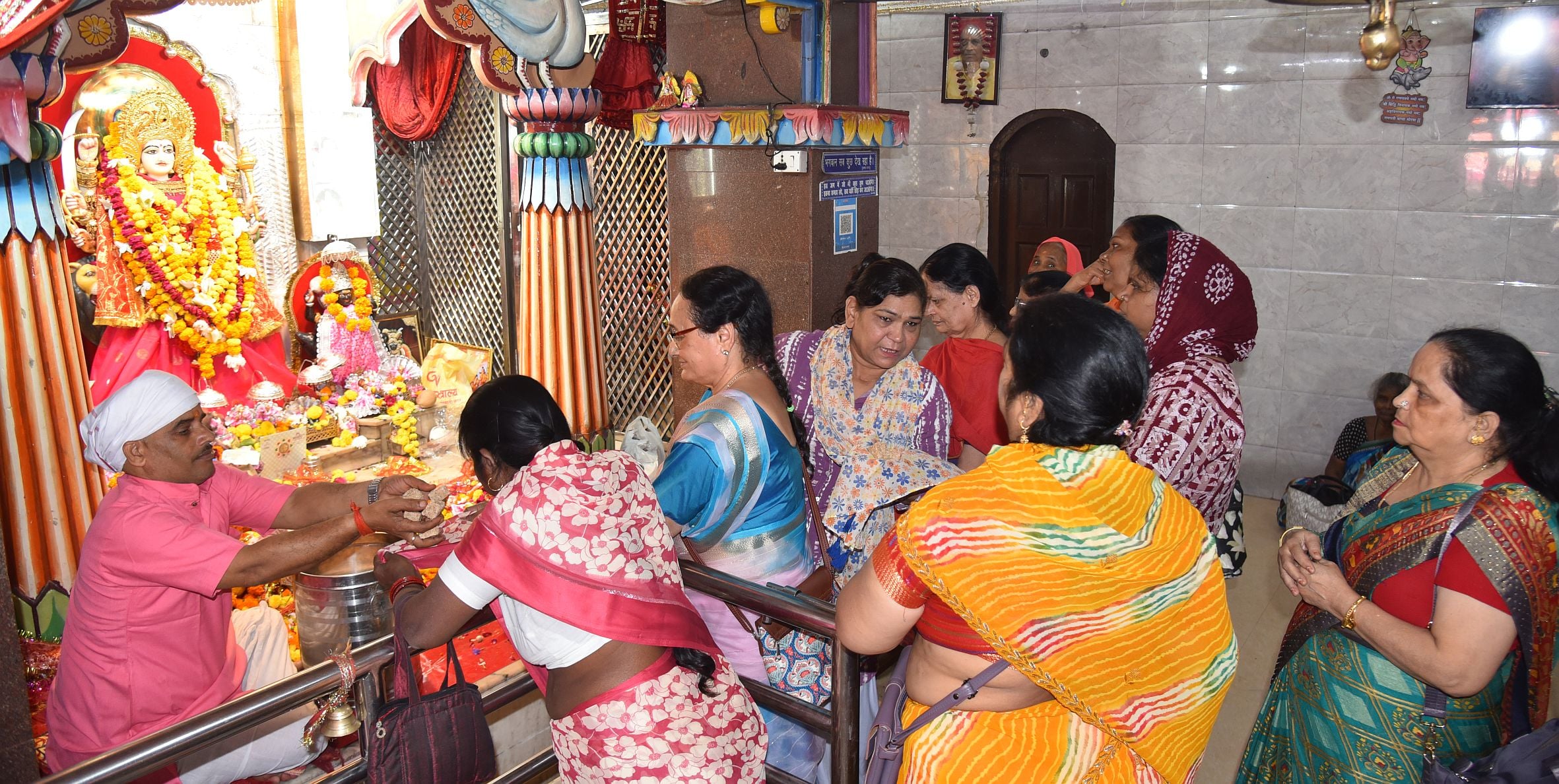 चौक स्थित श्री बड़ी काली जी मंदिर में दर्शन करते भक्त।