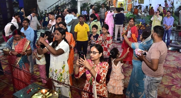 चौक स्थित श्री बड़ी काली जी मंदिर में दर्शन करते भक्त।