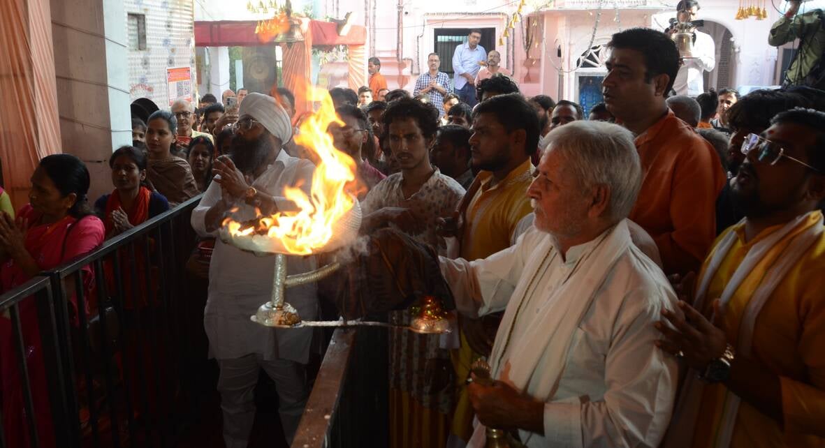 चौक स्थित श्री बड़ी काली जी मंदिर में दर्शन करते भक्त।