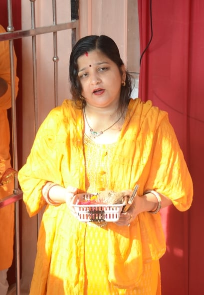 चौक स्थित श्री बड़ी काली जी मंदिर में दर्शन करते भक्त।