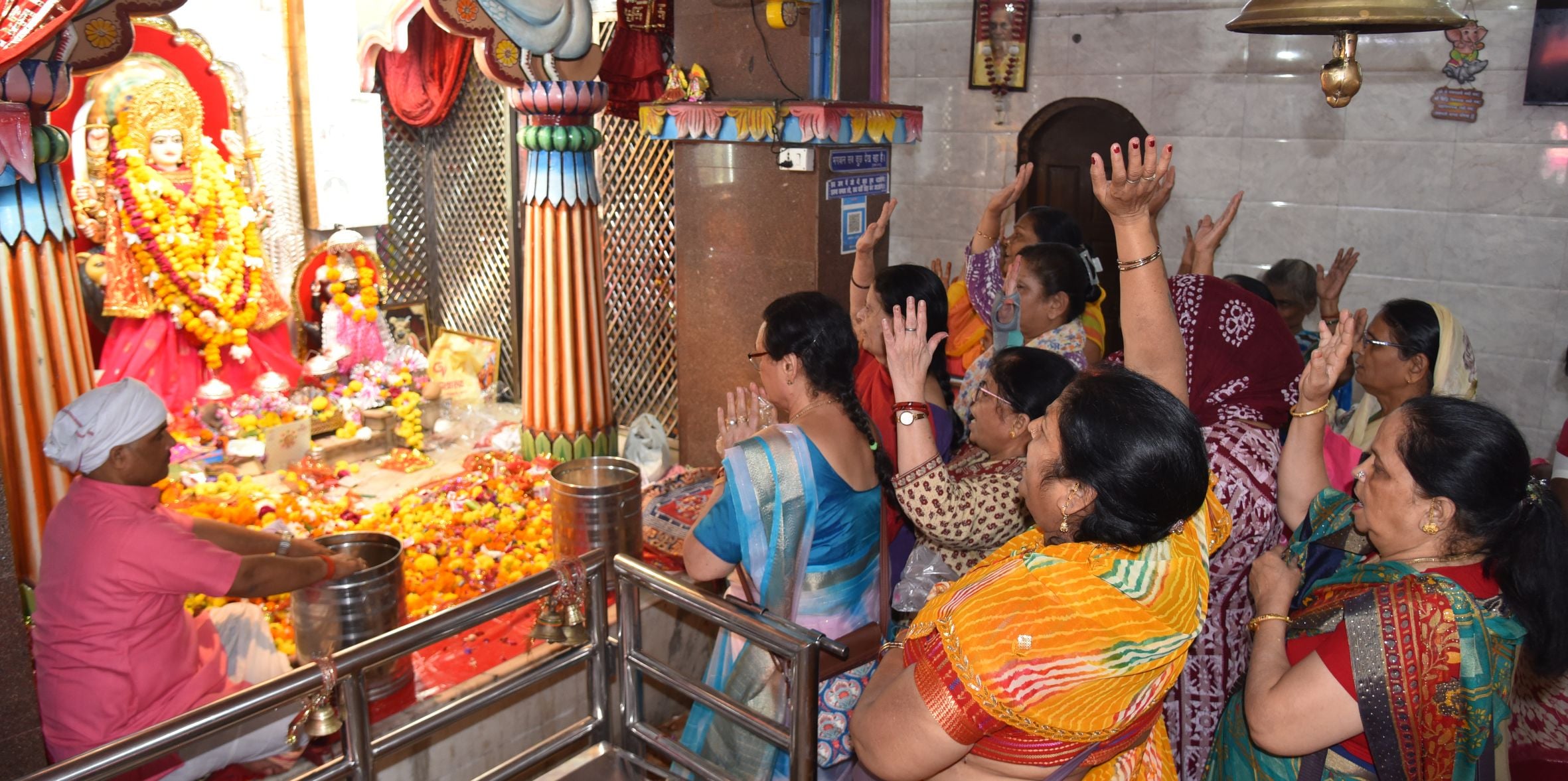 चौक स्थित श्री बड़ी काली जी मंदिर में दर्शन करते भक्त।