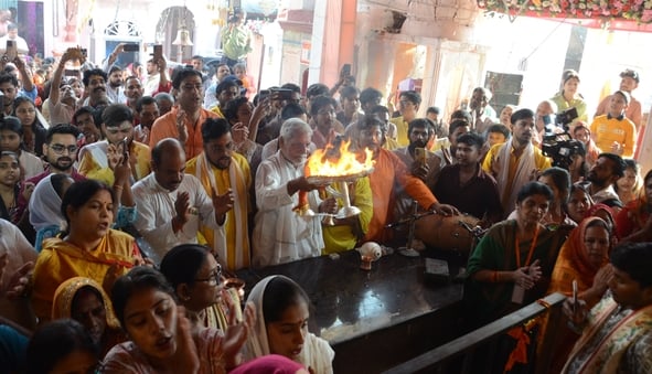चौक स्थित श्री बड़ी काली जी मंदिर में दर्शन करते भक्त।
