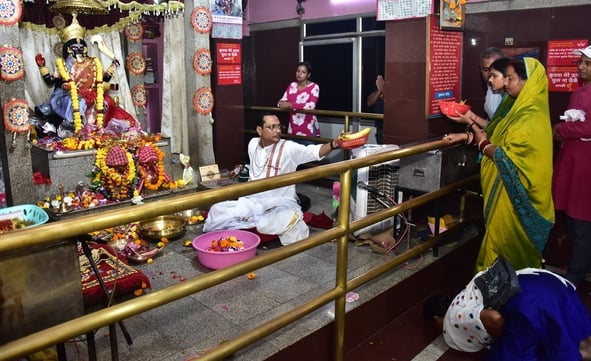 चौक स्थित श्री बड़ी काली जी मंदिर में दर्शन करते भक्त।