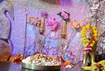 चौक स्थित श्री बड़ी काली जी मंदिर में दर्शन करते भक्त।