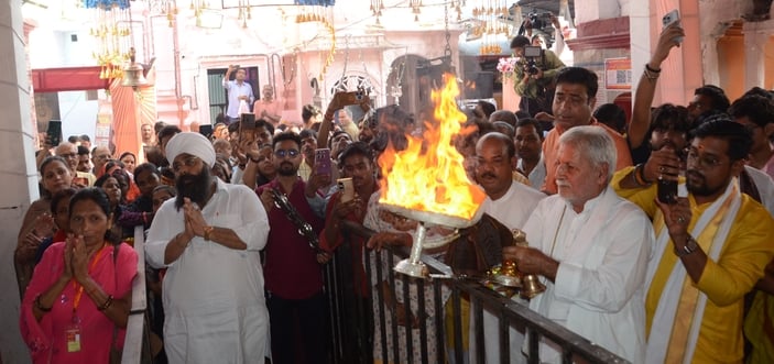 चौक स्थित श्री बड़ी काली जी मंदिर में दर्शन करते भक्त।