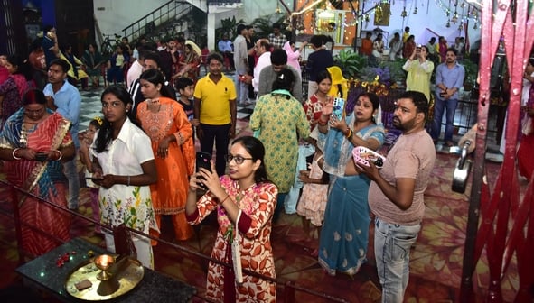 चौक स्थित श्री बड़ी काली जी मंदिर में दर्शन करते भक्त।