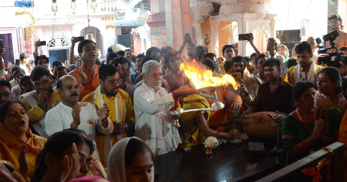 चौक स्थित श्री बड़ी काली जी मंदिर में दर्शन करते भक्त।