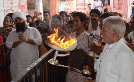 चौक स्थित श्री बड़ी काली जी मंदिर में दर्शन करते भक्त।