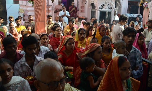 चौक स्थित श्री बड़ी काली जी मंदिर में दर्शन करते भक्त।