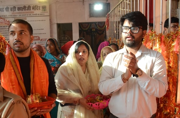 चौक स्थित श्री बड़ी काली जी मंदिर में दर्शन करते भक्त।