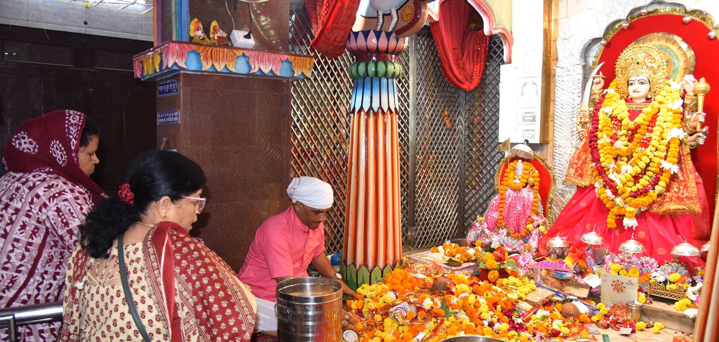 चौक स्थित श्री बड़ी काली जी मंदिर में दर्शन करते भक्त।