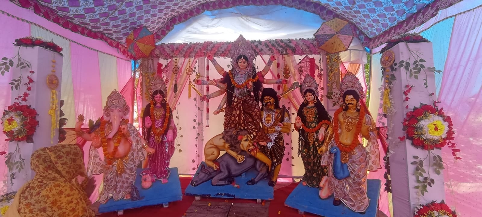 चुनार के रैपुरियां गांव में जय मां अंबे कल्याणकारिणी समिति के पूजा पंडाल में स्थापित दुर्गा प्र