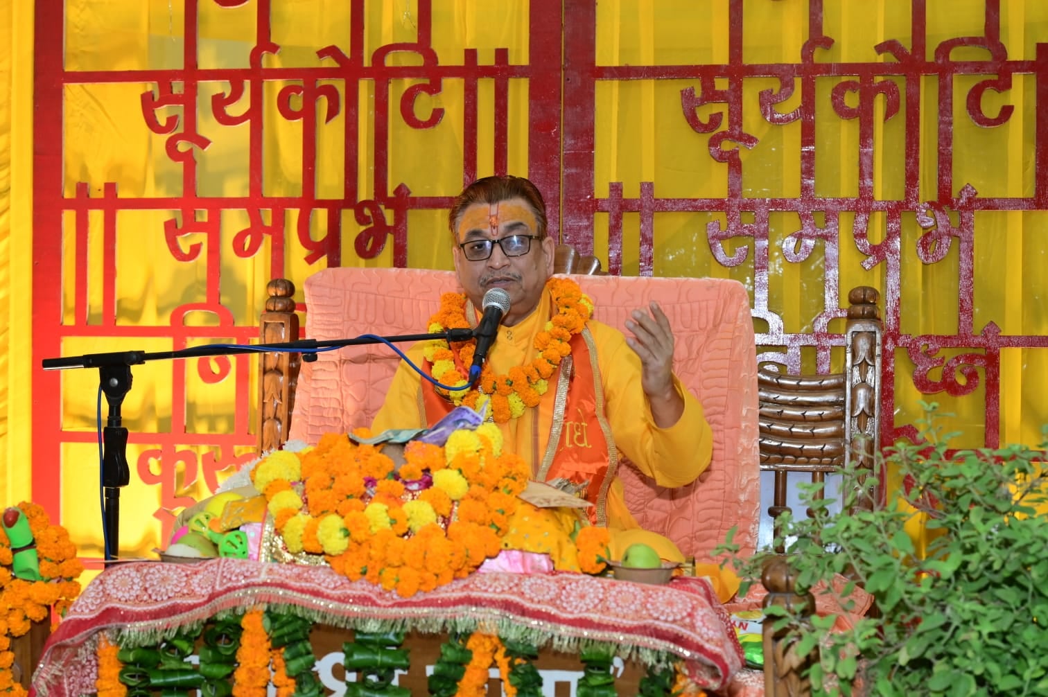 छावनी की रामबाग गौशाला में श्रीमद्भागवत कथा सुनते श्रद्धालु। प्रवक्ता