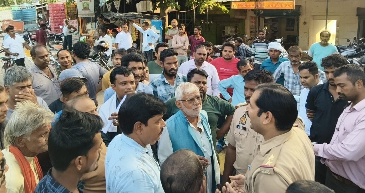 डलमऊ कस्बा में अतिक्रमण हटाए जाने के दौरान हंगामा करते व्यापारी। डलमऊ कस्बा में अतिक्रमण हटाए जाने के दौरान हंगामा करते व्यापारी।