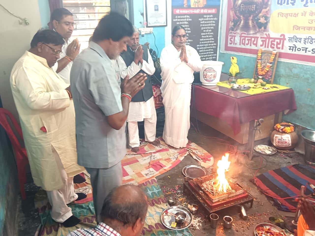 फर्रुखाबाद में पूजन के बाद अस्थित कलश के साथ पंजाबी महासभा के पदाधिकारी। स्रोत: आयोजक फर्रुखाबाद में पूजन के बाद अस्थित कलश के साथ पंजाबी महासभा के पदाधिकारी। स्रोत: आयोजक