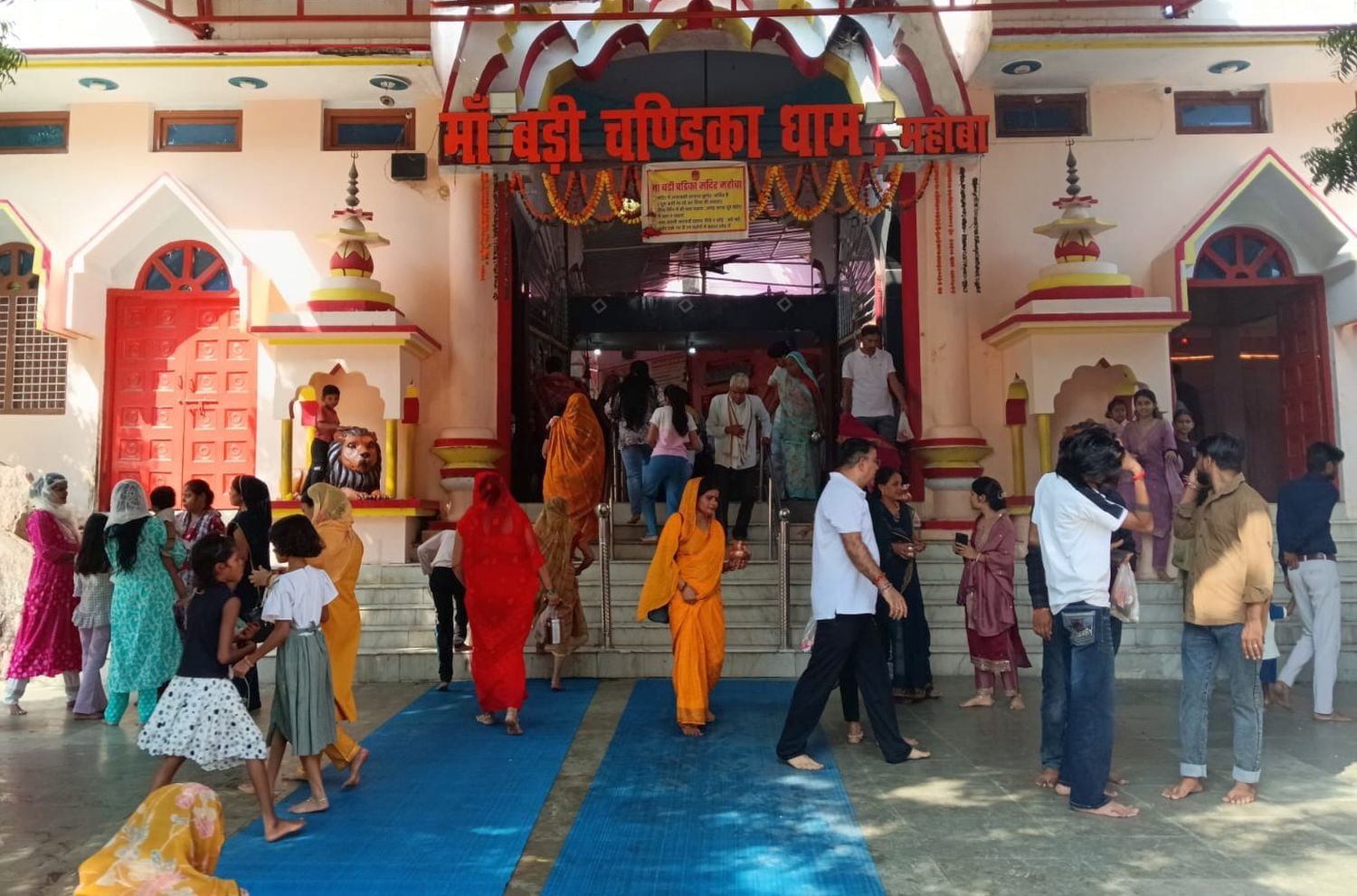 फोटो 11 एमएएचपी 02 परिचय-मंदिर में पूजा-अर्चना करतीं महिलाएं व युवतियां। संवाद फोटो 11 एमएएचपी 02 परिचय-मंदिर में पूजा-अर्चना करतीं महिलाएं व युवतियां। संवाद