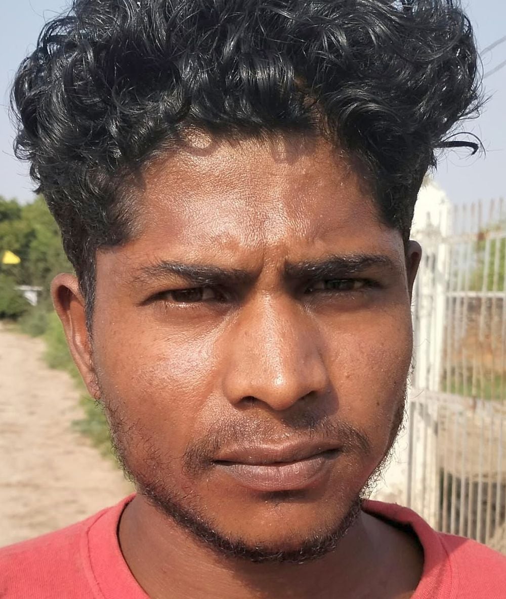 फोटो 11 एमएएचपी 07 परिचय-खम्हारिया गांव के स्टेडियम में इस तरह उगी घास में जंग खा रहीं ओपन जिम 