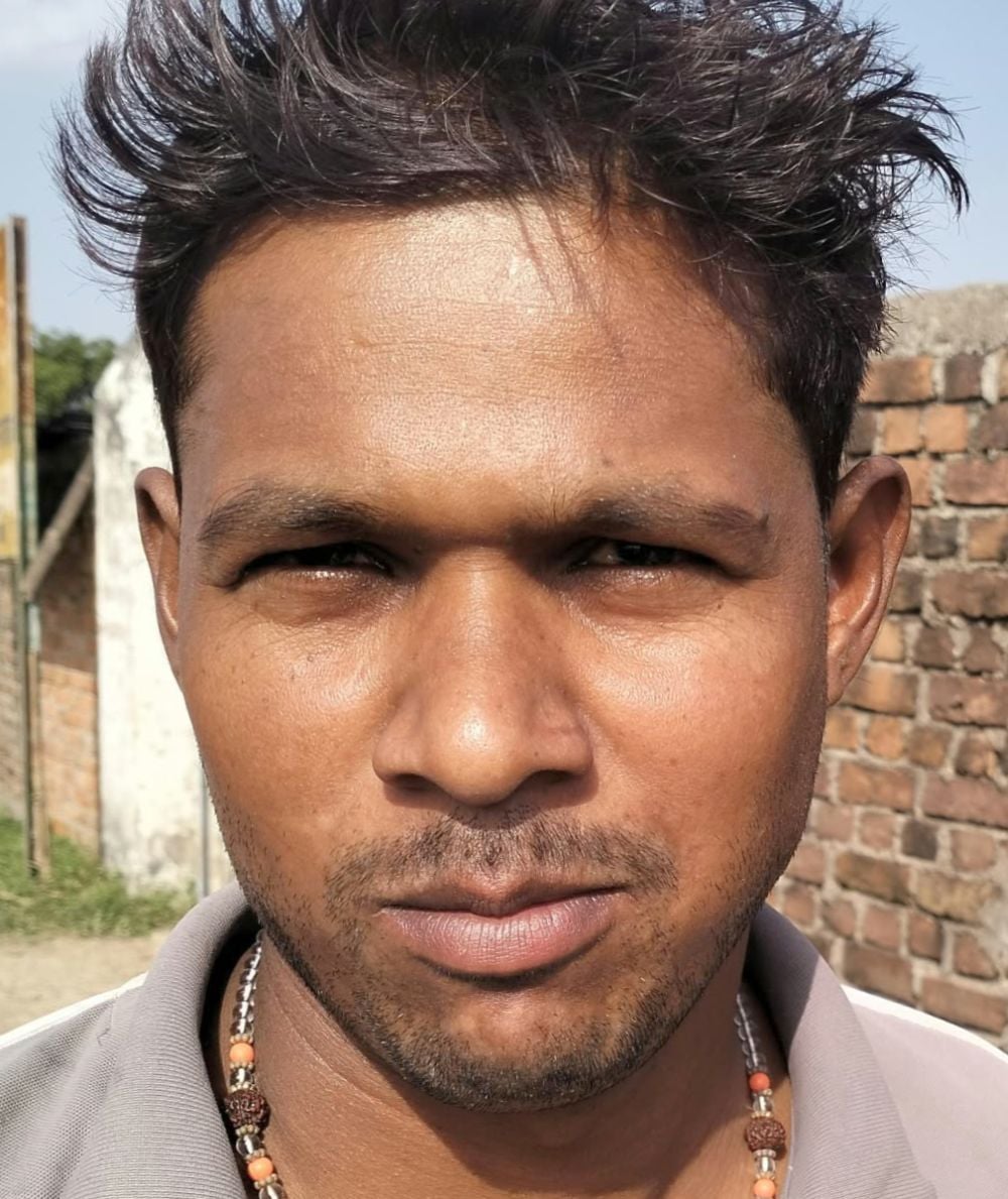 फोटो 11 एमएएचपी 07 परिचय-खम्हारिया गांव के स्टेडियम में इस तरह उगी घास में जंग खा रहीं ओपन जिम 